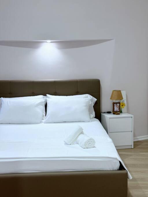 Aem 1 Bedroom #9 *
