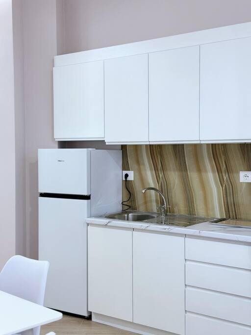 Aem 1 Bedroom #9 *